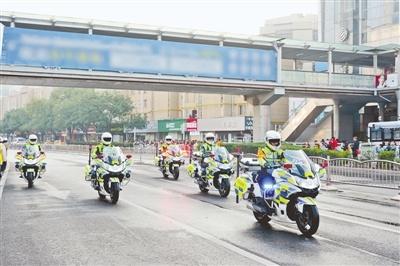 2024 郑州马拉松赛鸣枪开跑，交警全力保障赛事顺利进行  第1张