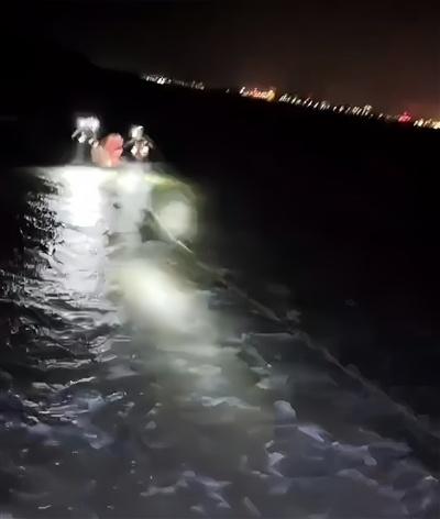 惊险！涨潮夜两游客被困礁石，救援队员如何与时间赛跑？
