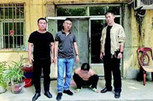 男子连续砸破 4 辆车窗盗窃，警方迅速出击将其抓获  第1张