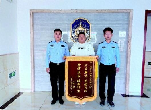男子洗浴时 2 万元现金不翼而飞，民警不到一小时就破案  第1张