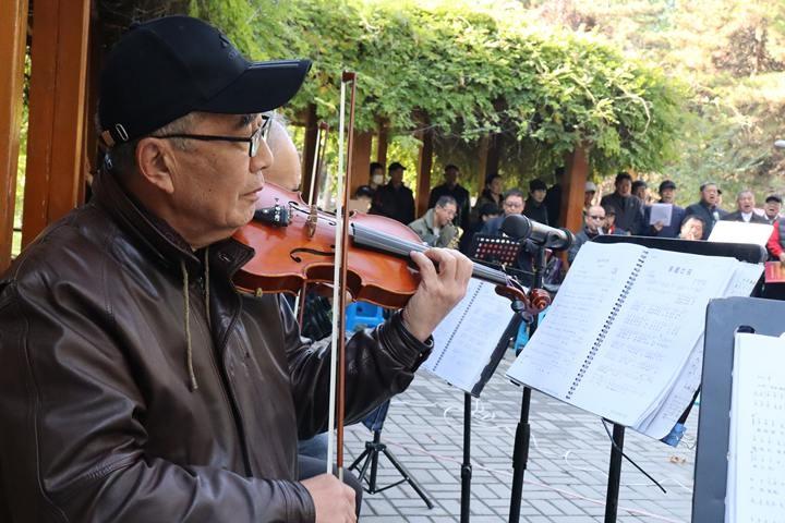 百位老人演绎音乐会，惊艳周末时光，专业表演令人陶醉  第2张