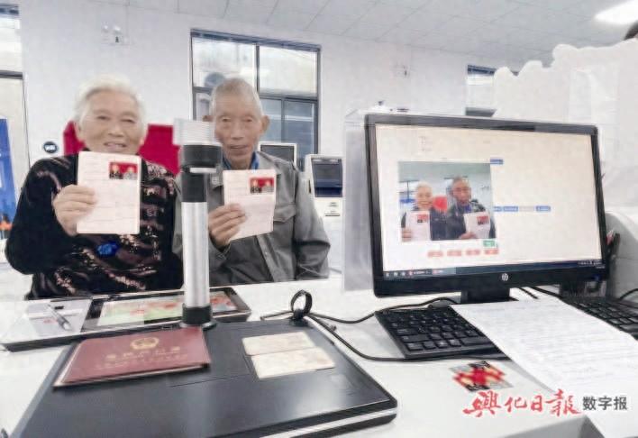 兴东镇 18 对老夫妻补领结婚证，幸福满满  第1张