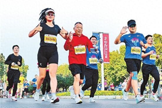 4 万选手齐聚！2024 郑州马拉松赛激情开跑，你参加了吗？