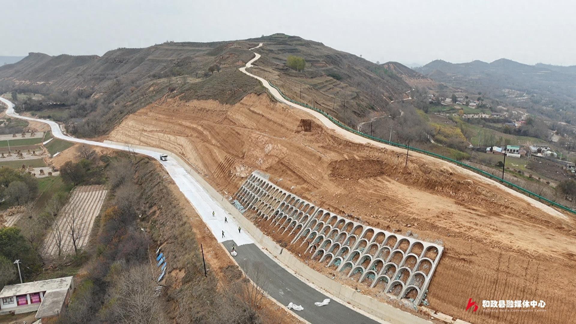 和政县陈家集镇至三十里铺镇张家沟村产业路提升改造项目火热进行中，月底将全面通车