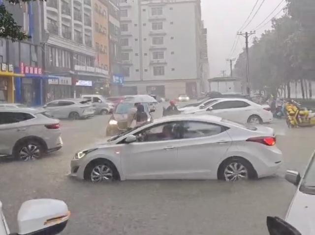 琼海暴雨红色预警！多镇 3 小时累积降水量将达 150 毫米，车辆行人通行受阻  第2张