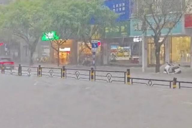 琼海暴雨红色预警！多镇 3 小时累积降水量将达 150 毫米，车辆行人通行受阻  第4张