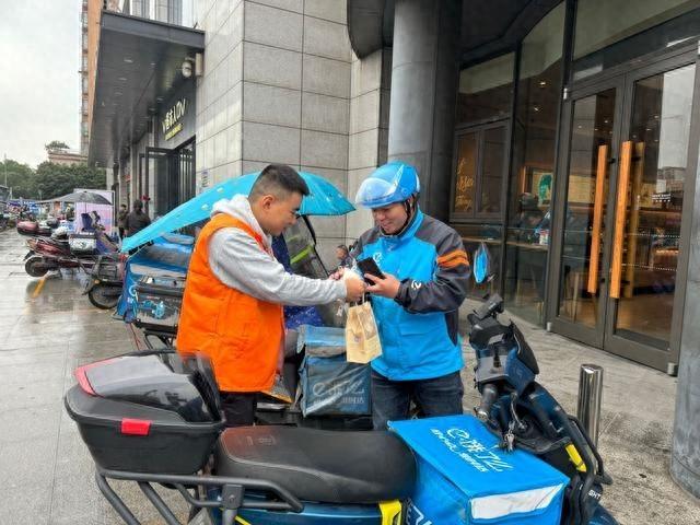 暖蜂计划再续甜蜜，外卖小哥变身收货人签收幸福奶茶  第1张