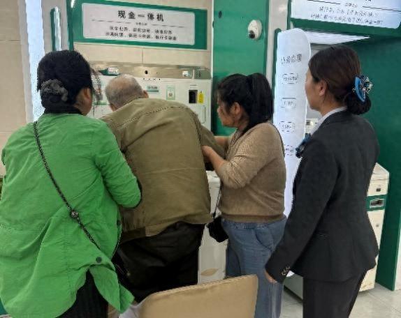 农业银行益阳南县支行：为老年人换卡提供便捷服务，让他们安心无忧  第1张