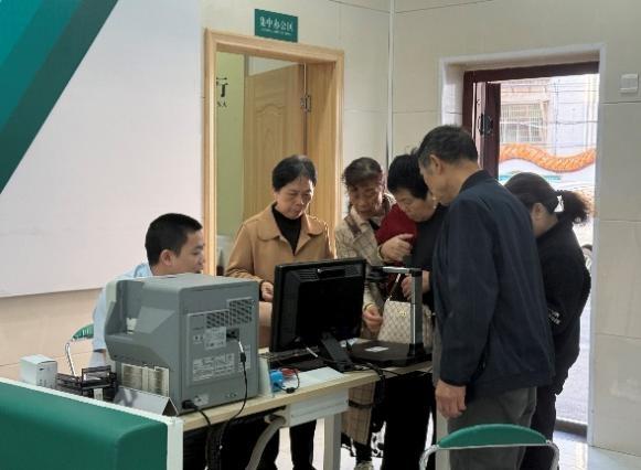 农业银行益阳南县支行：为老年人换卡提供便捷服务，让他们安心无忧  第3张