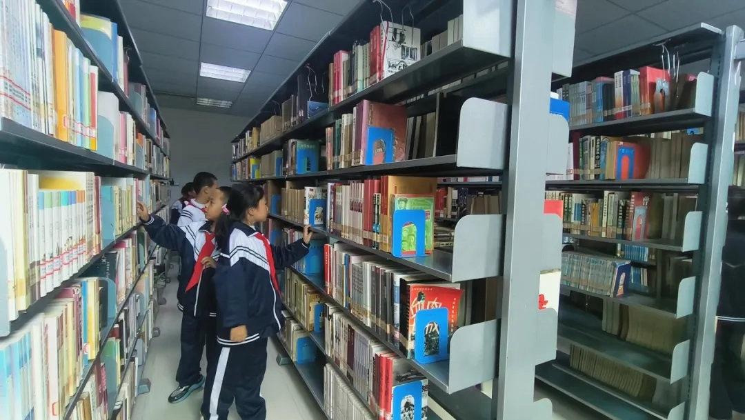 广元一小学创意赋能，课后服务时段带学生走进图书馆  第2张