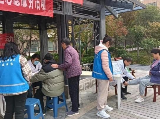 爱心义诊进社区，健康关爱暖民心
