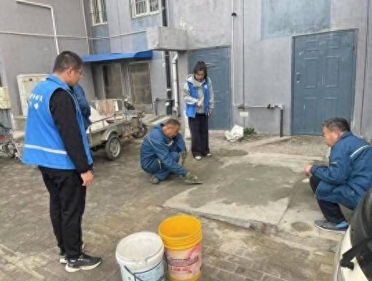 道路修补一小步，社区安全一大步！西刘社区网格员，好样的  第1张
