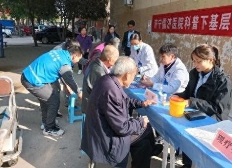 免费体检进社区！居民踊跃参与，医护人员耐心指导，健康生活从这里开始  第1张