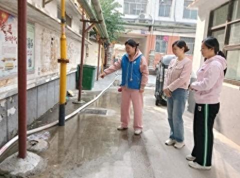 污水倒灌，臭气熏天！社区网格员全力解决，居民终于安心了  第1张