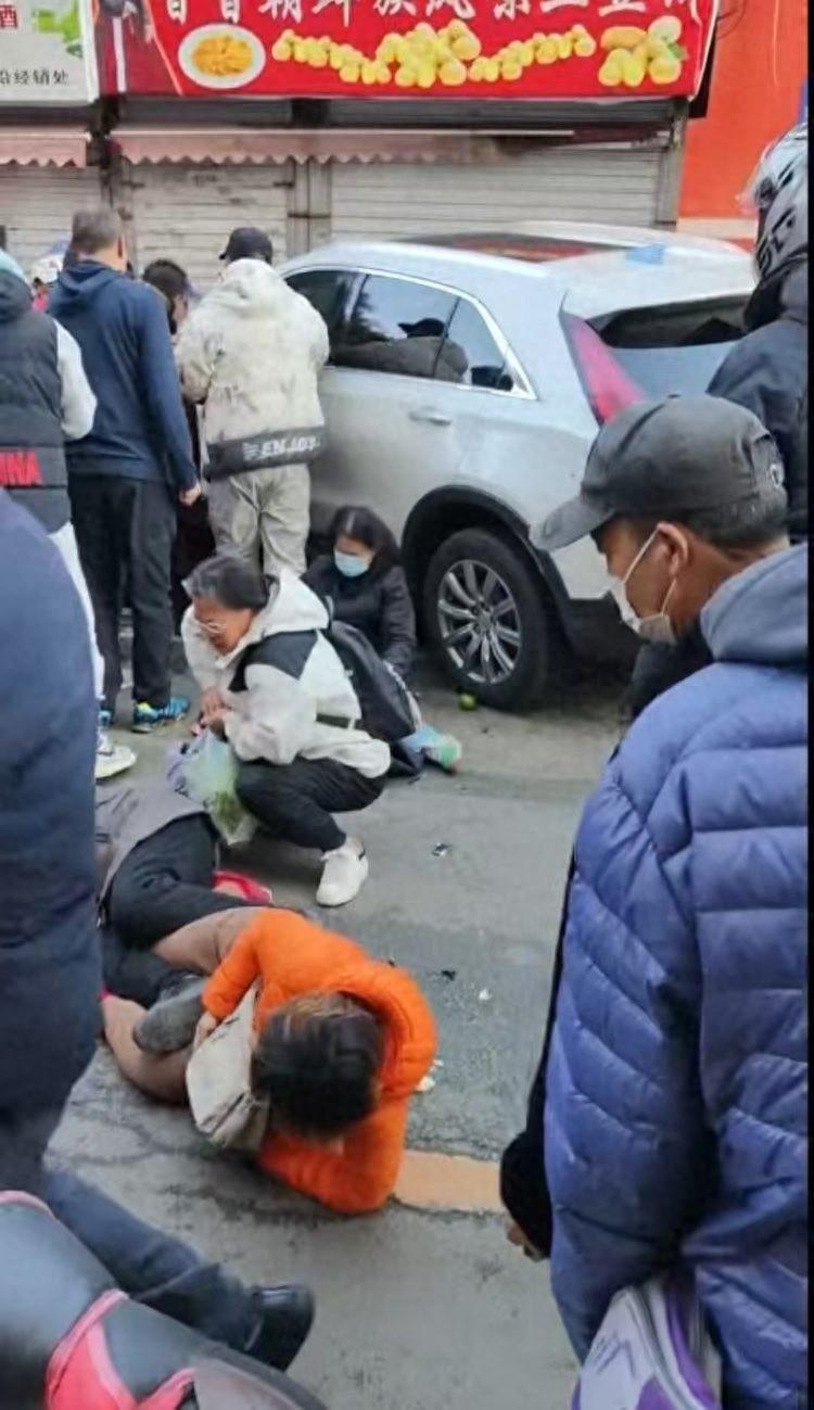 沈阳最火早市发生车祸，多人倒地不起，肇事司机已被控制  第1张