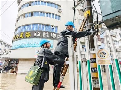 康妮来袭，乐清水位上升！供电公司员工卢伟、张嘉铠勇赴抗台救灾第一线  第1张