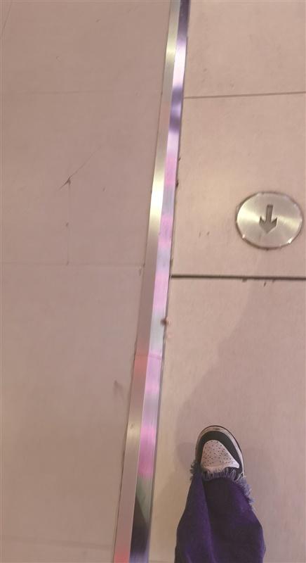 4 岁女童商场摔倒，膝盖竟被割伤 3 到 5 厘米！家长们要警惕了
