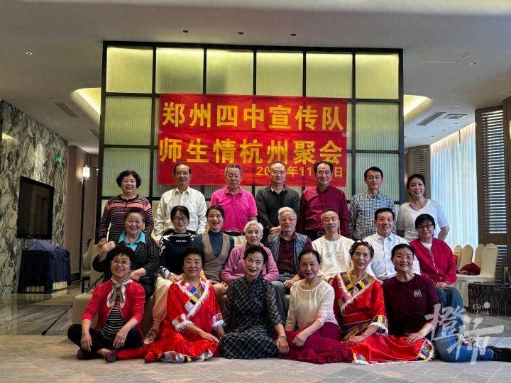 85 岁老师执教高中文艺宣传队，50 年后学生从全国各地奔赴杭州探望  第1张