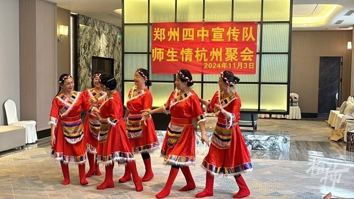 85 岁老师执教高中文艺宣传队，50 年后学生从全国各地奔赴杭州探望  第2张