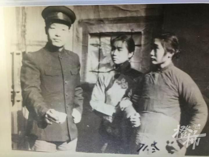 85 岁老师执教高中文艺宣传队，50 年后学生从全国各地奔赴杭州探望  第4张