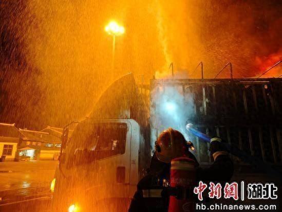 消防人员连续扑救两起货车起火事故，他们是最美逆行者