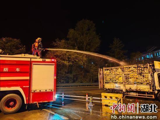 消防人员连续扑救两起货车起火事故，他们是最美逆行者  第2张