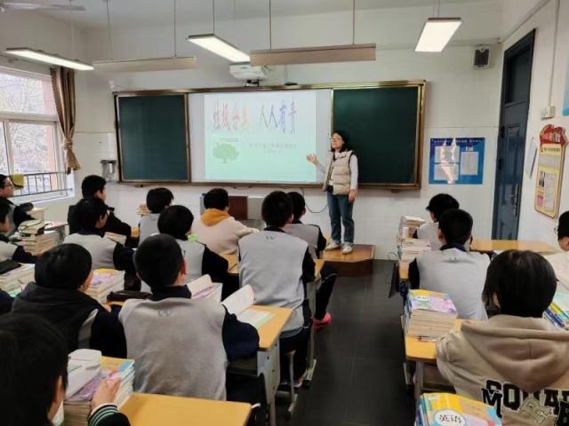 小手拉大手，垃圾分类从我做起！济南彩石街道与小学联合行动，环保教育如火如荼  第2张