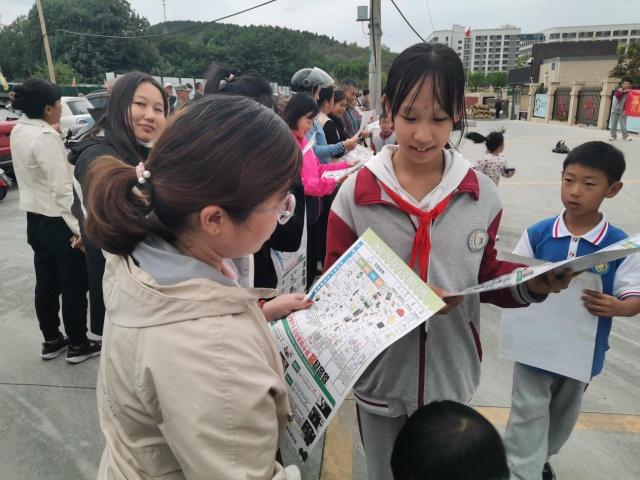 小手拉大手，垃圾分类从我做起！济南彩石街道与小学联合行动，环保教育如火如荼  第5张