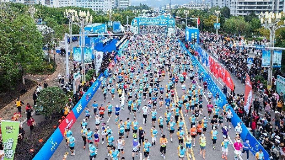 万人齐聚抚仙湖，畅跑地球生命起源地，探秘珠江源头第一湖  第1张