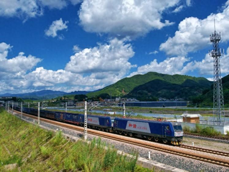 1 月至 10 月，国铁昆明局累计发送货物超 6100 万吨，同比增长 1.4%，你贡献了多少？  第1张