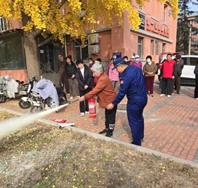 八大处消防救援站携手军一社区，开展家庭消防安全宣传活动，你参加了吗？  第1张