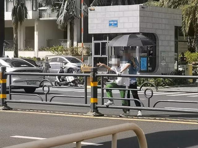 学生和家长竟无视禁止攀爬提醒，当街翻越隔离栏  第2张