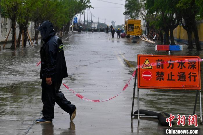 新一轮强降雨袭击海南岛，海口多地积水严重，市民出行受影响  第2张