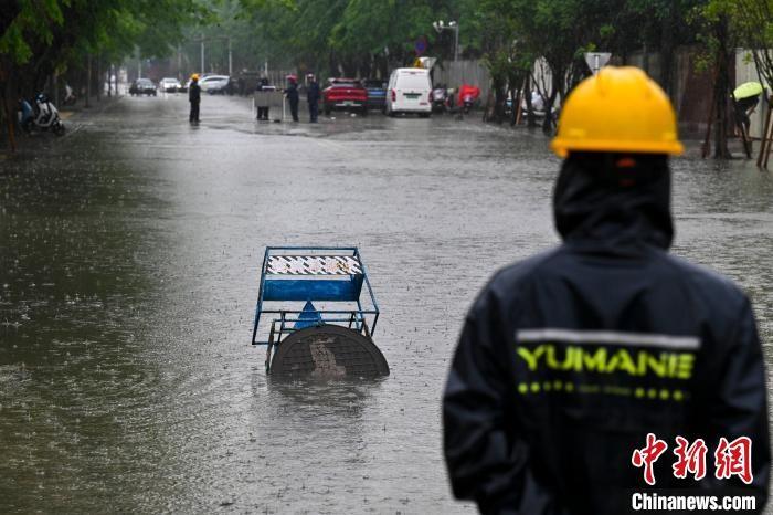 新一轮强降雨袭击海南岛，海口多地积水严重，市民出行受影响  第3张