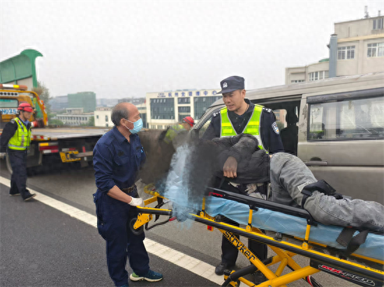 高速惊魂！杭州一车辆爆胎撞上护栏，司乘人员受伤被困，情况危急  第1张