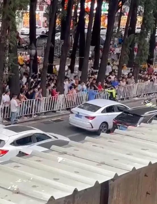 广东东莞一男子竟当街持棍殴打交警，原因究竟为何？  第2张