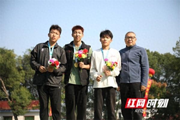 二连破！贺钟涛势如破竹，打破两项校纪录  第1张