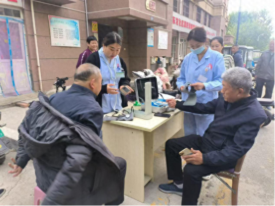 家门口就能享受医院专家医疗服务，东发社区这波操作太贴心  第1张