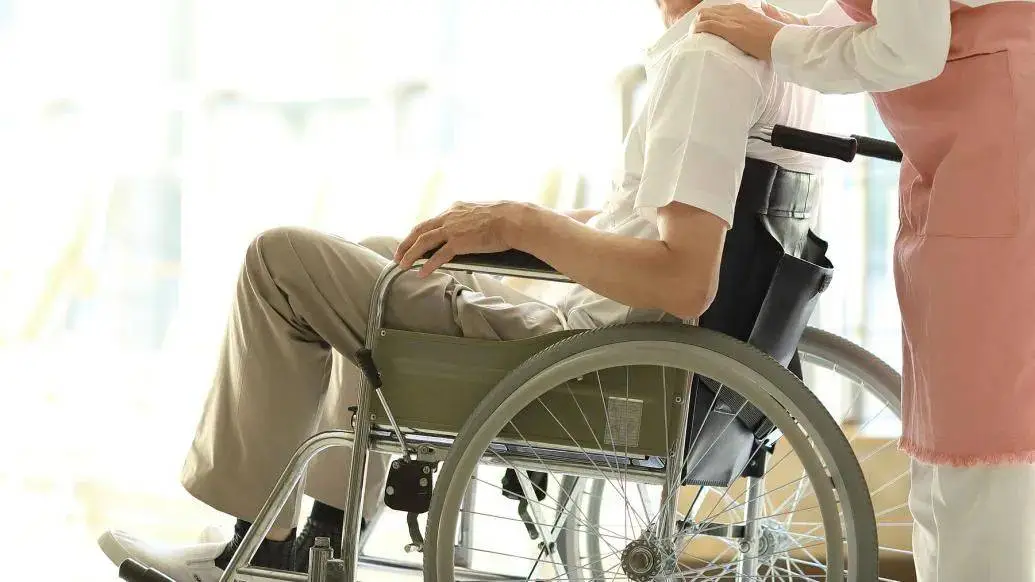 北大教授成 24 小时护工，养老困局如何破？  第2张