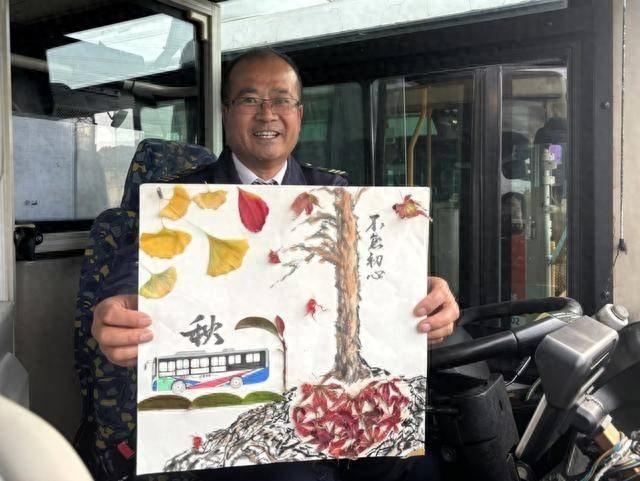 374 路司机用落叶作画，萤火之光志愿者清理河道垃圾，青岛城运巴士在行动  第1张