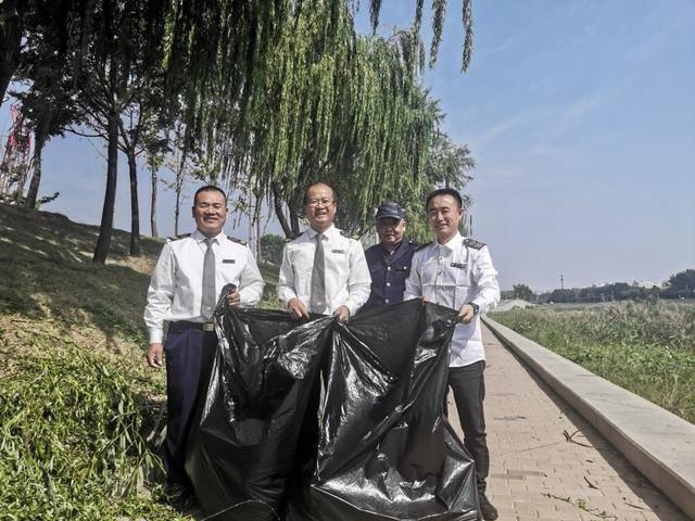374 路司机用落叶作画，萤火之光志愿者清理河道垃圾，青岛城运巴士在行动  第4张