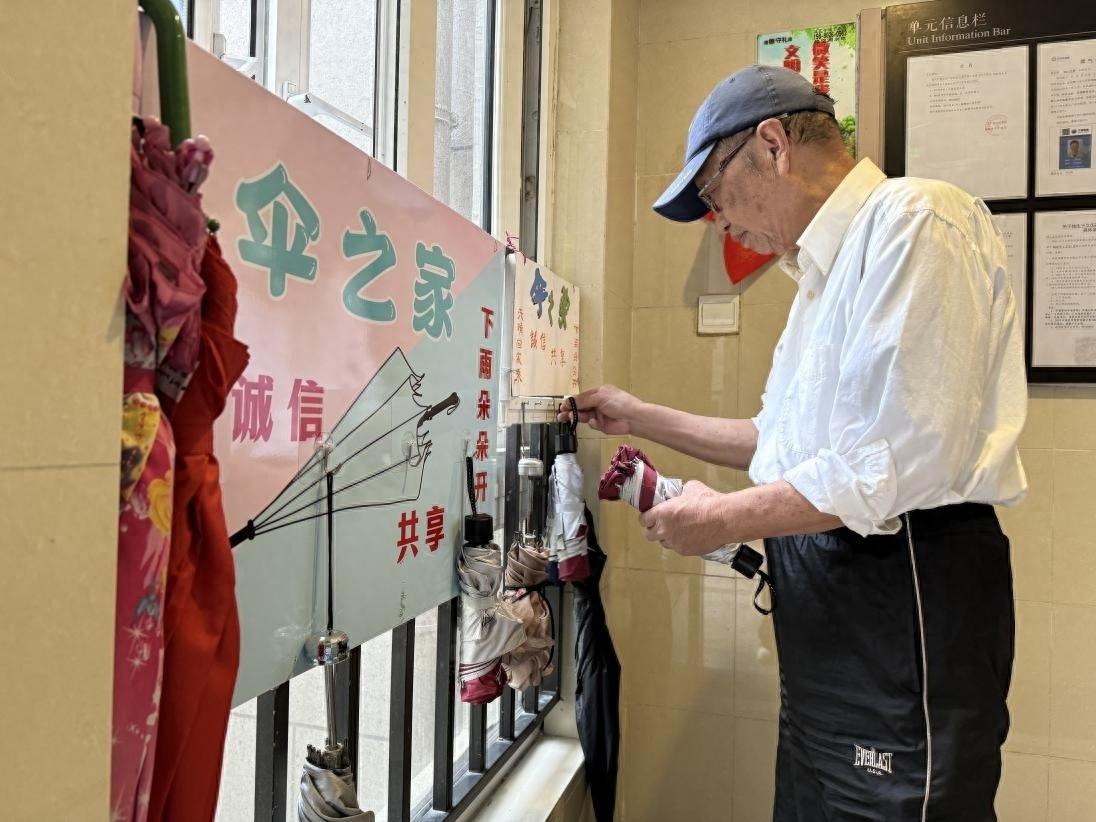 77 岁退休教师打造居民伞之家，央视都报道了  第1张