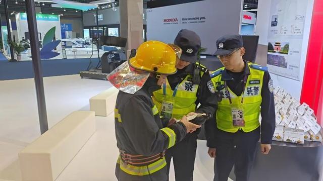 10 余天紧张布展，8 名青年民警联合巡馆，确保进博会安全无虞  第2张