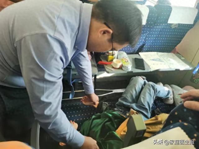 G2344 次列车上小女孩突发腹痛，针灸科主任胡秀武紧急救援  第1张