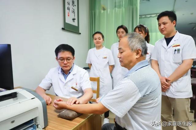 G2344 次列车上小女孩突发腹痛，针灸科主任胡秀武紧急救援  第3张