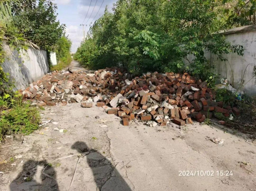 装修垃圾竟堵路，隐秘角落成垃圾场，谁之过？  第2张