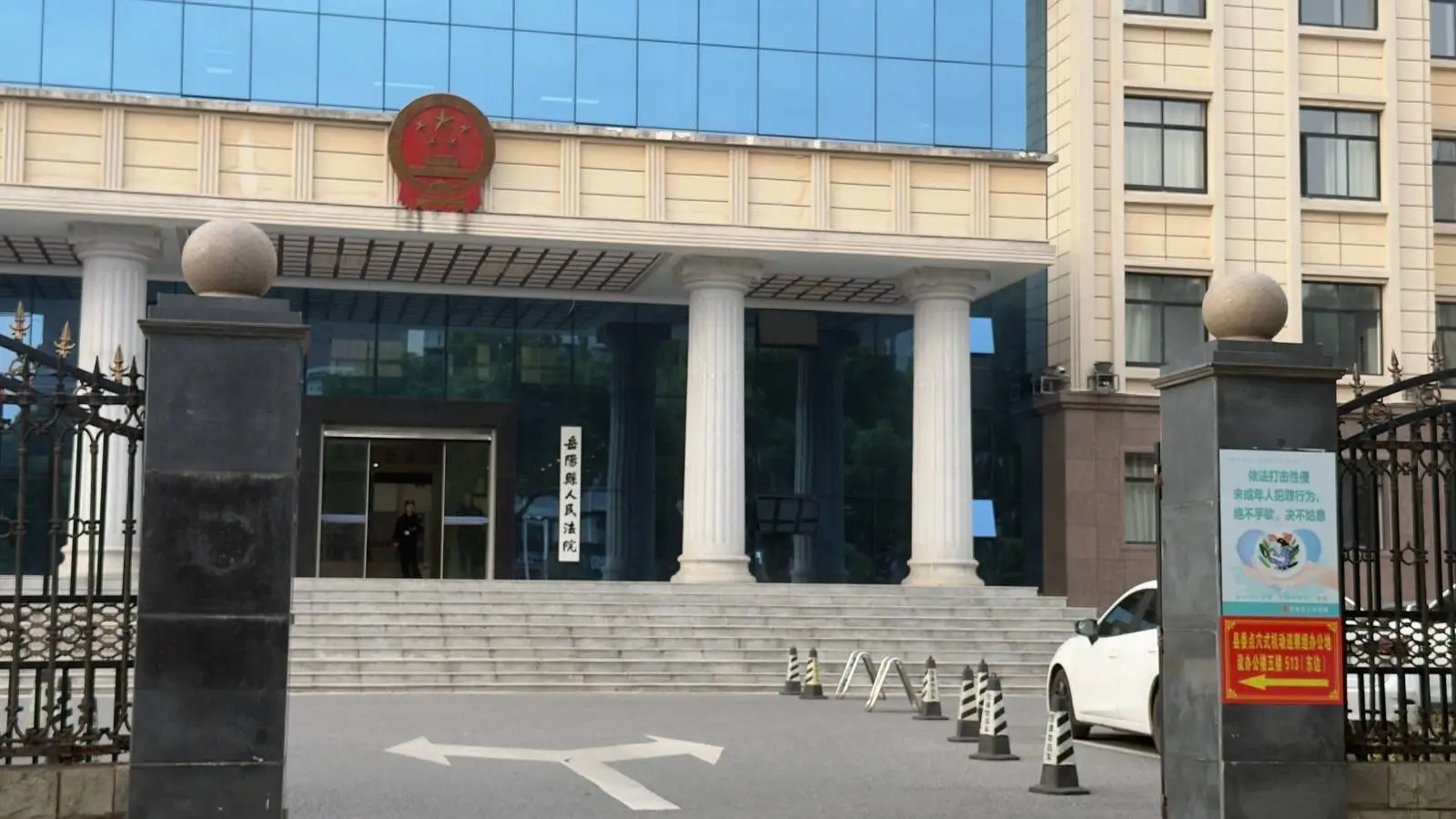 退休教师收 110 万迁坟款被判 10 年，二审发回重审，结果如何？