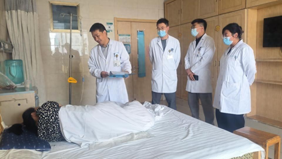 32 年，他用精湛医术为无数患者解除肛肠疾患，赢得广泛赞誉