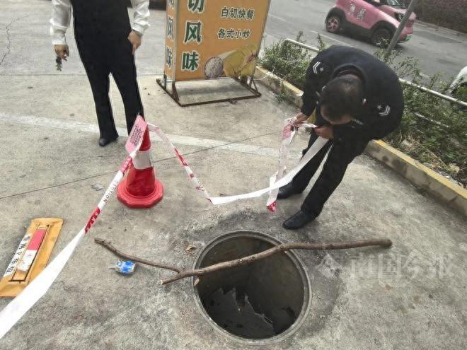 井盖消失多日，居民仍停车黑洞上，安全隐患何时休？