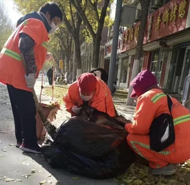 秋风萧瑟落叶飘，环卫工人清扫忙，美景与辛劳如何平衡？  第2张